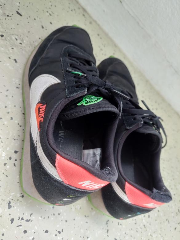 Gut abgenutzte Nike Schuhe