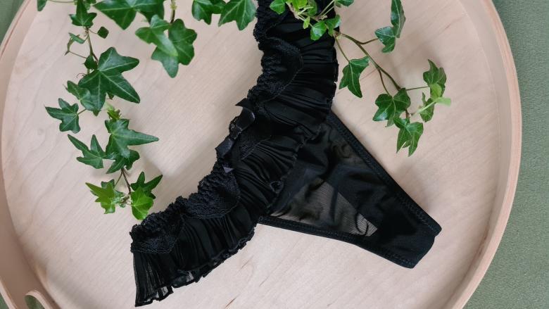 Black String mit Rüschen