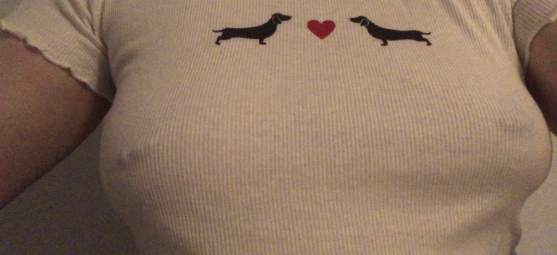 Süßes Shirt beim Schlafen getragen