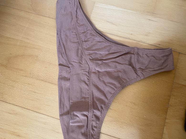 Nudefarbener String