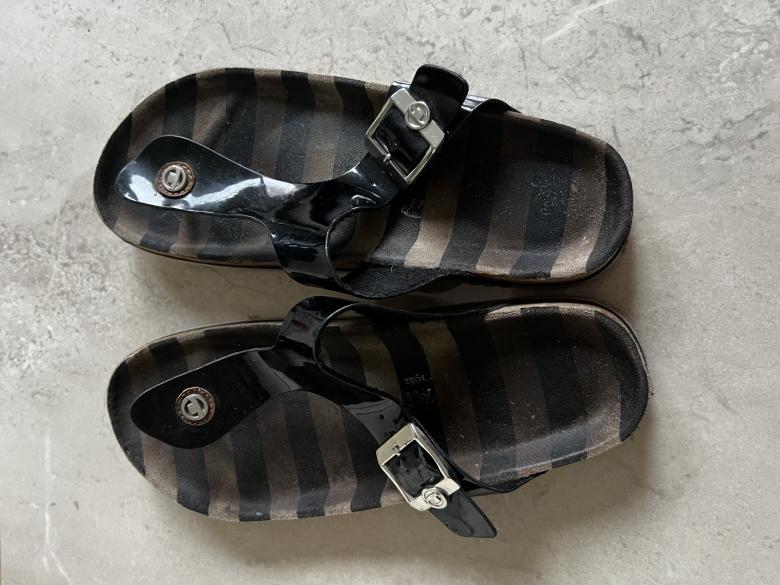 Alte viel getragene Sandalen 🖤