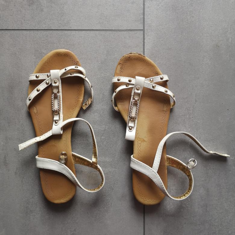 Weisse Sommersandalen in 40