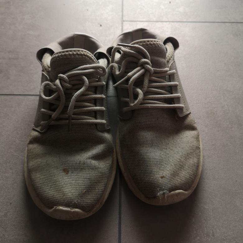 Alte graue Sneaker in 39