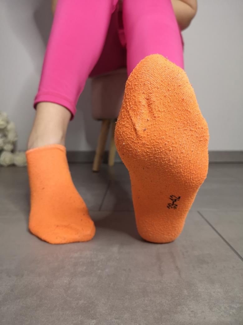 Orangene Socken für dich 😋