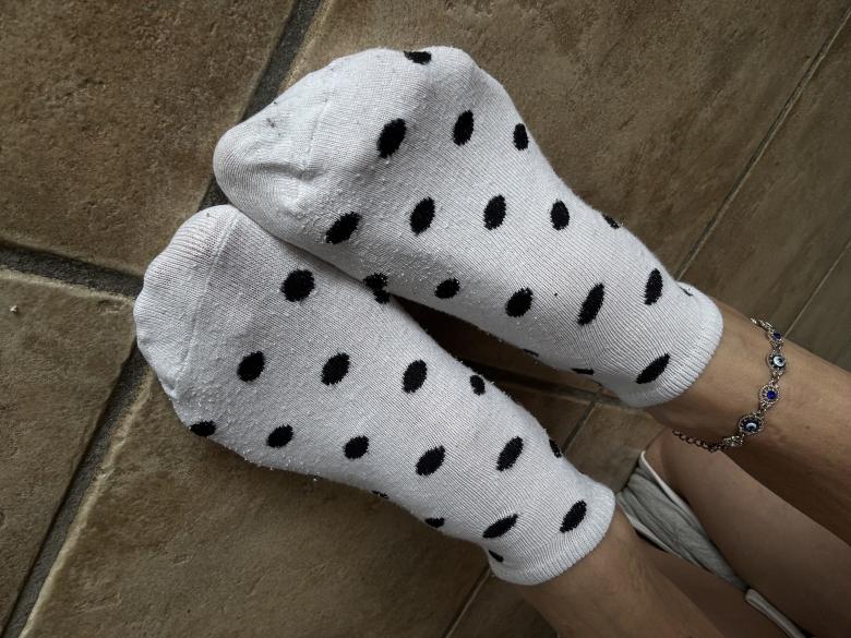 Weiß, schwarz gepunktete Sneaker Socken