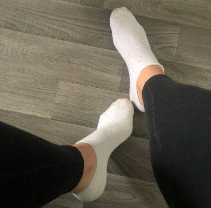 Getragene weiße Socken