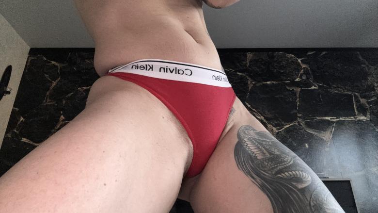 Verführerischer roter Slip 👄