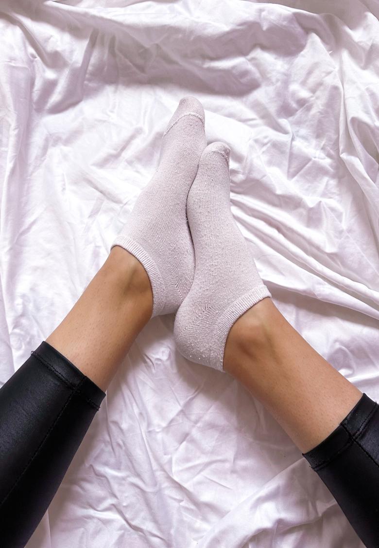 Getragene weiße Sneakersocken
