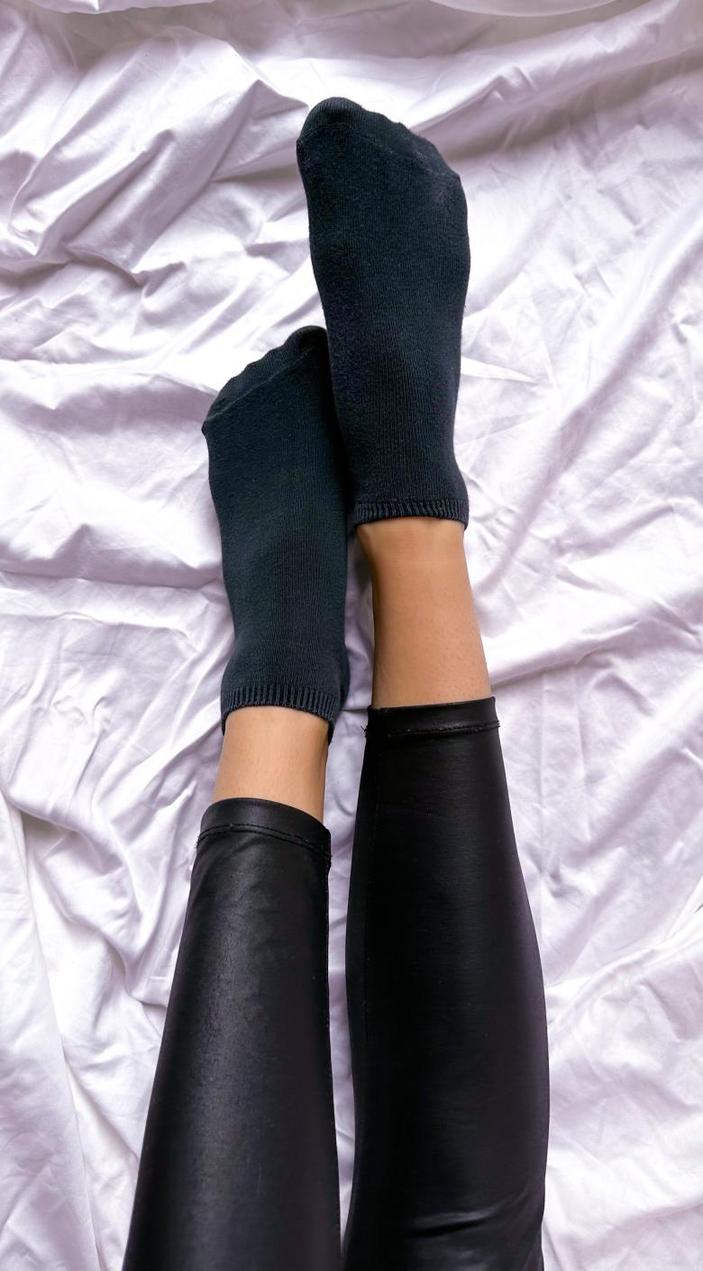 Getragene schwarze Sneakersocken