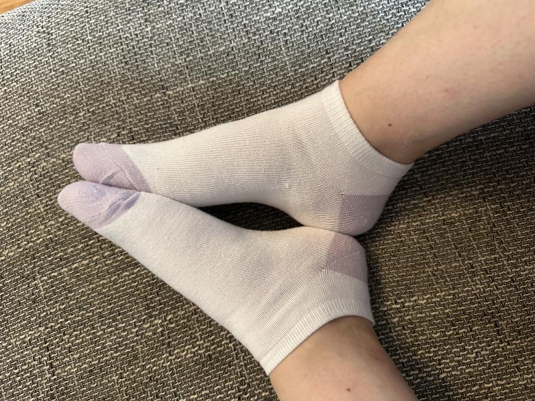 Weiße Socken mit Lila