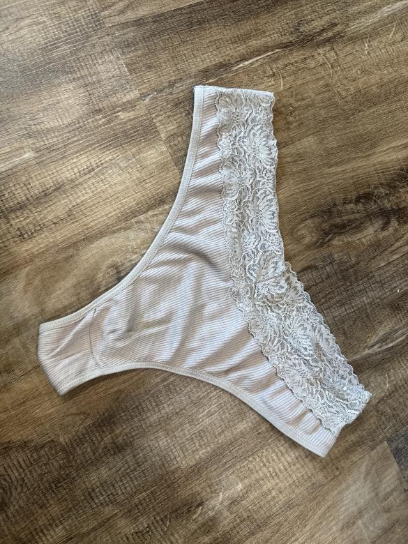 Baumwollstring mit Spitze